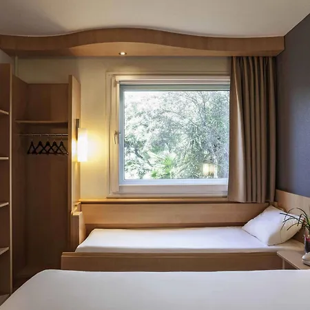 Ibis Cornella 2*