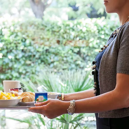 宜必思科尔内亚酒店 2* 科尔内拉德罗布雷加特