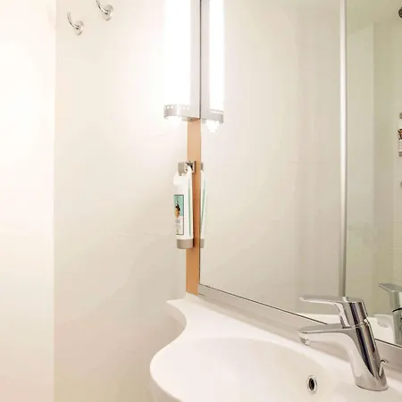 Ibis Cornella 2*