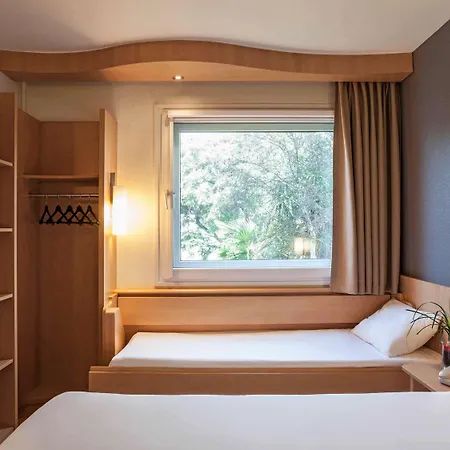 Ibis Cornella 2*