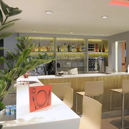 Ibis Cornella 2*