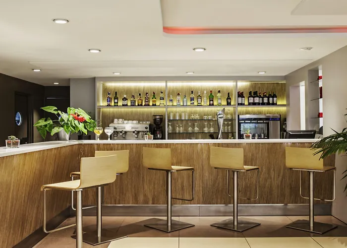 מלון Ibis Cornella 2*