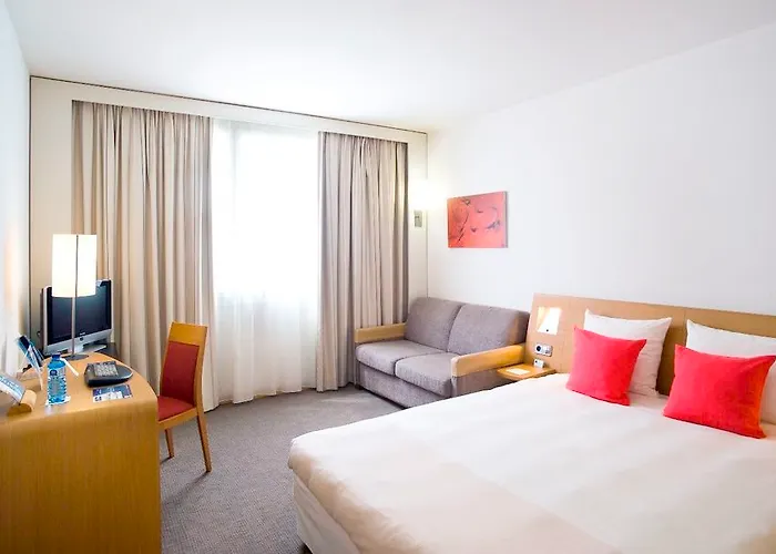 Ibis Cornella מלון