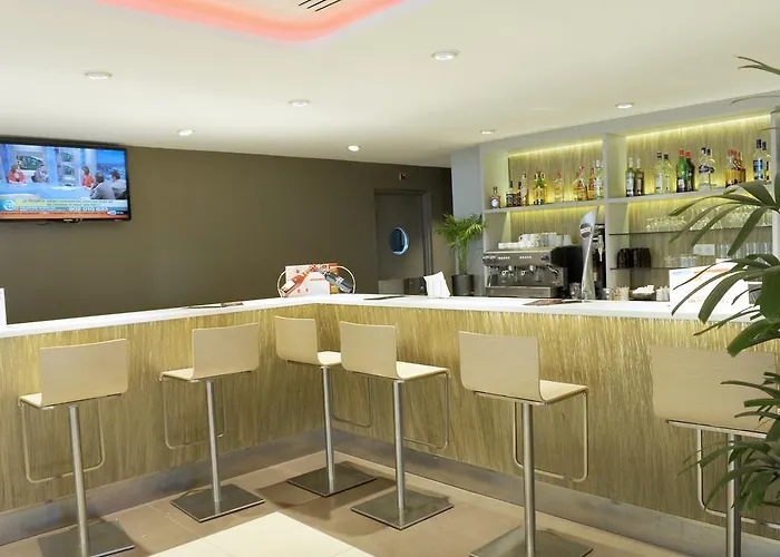 Ibis Cornella מלון 2*