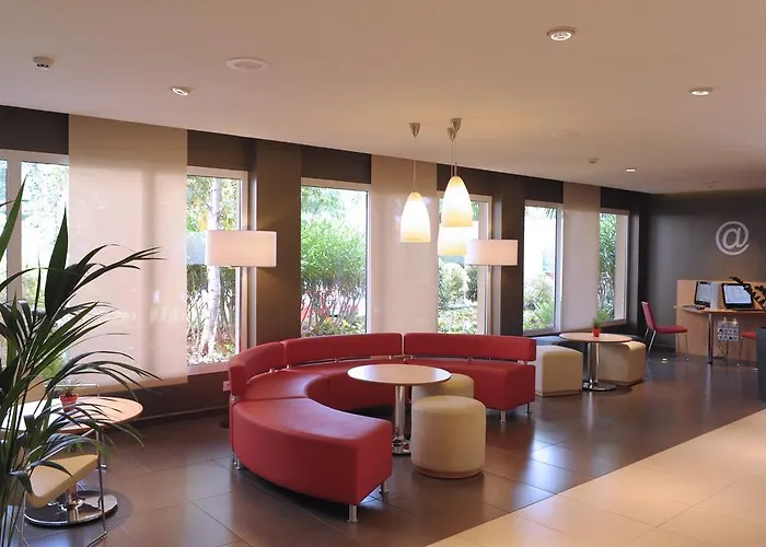 מלון Ibis Cornella 2*